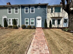 1366 E Masonic Dr in Fayetteville, AR - Foto de edificio - Building Photo