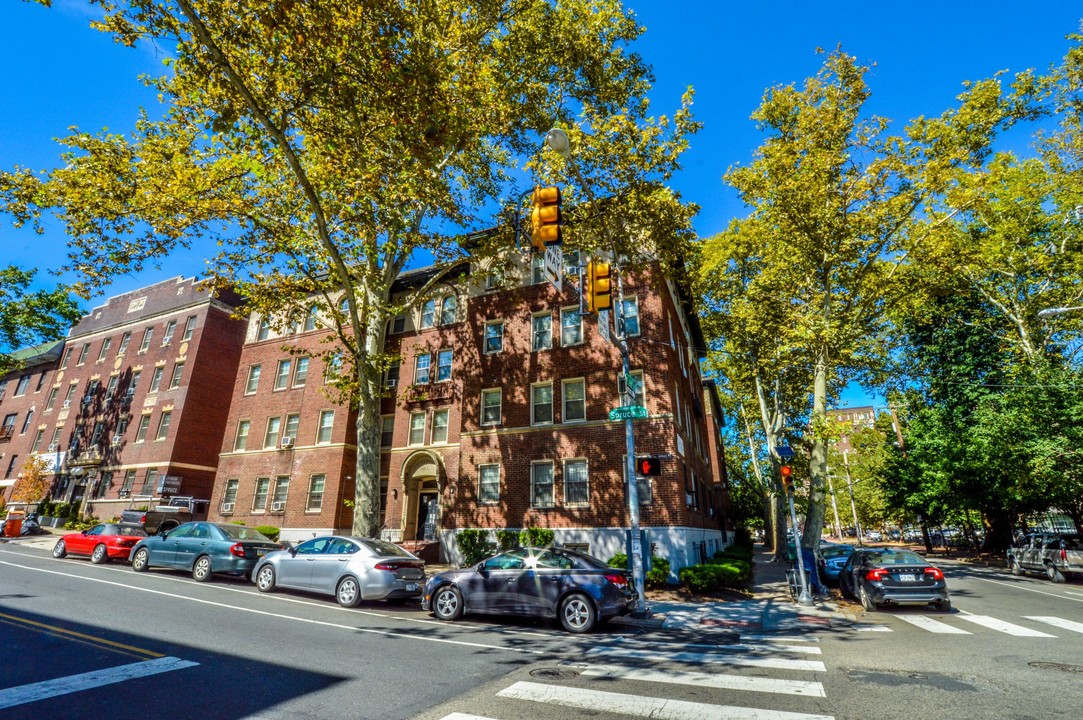 Castle Hill Apartments in Philadelphia, PA - Building Photo