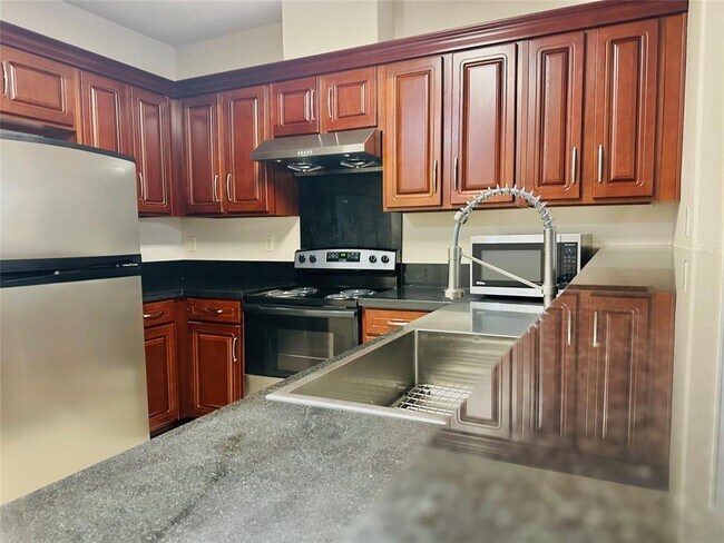 6611 W Sam Houston Pkwy S in Houston, TX - Building Photo - Building Photo