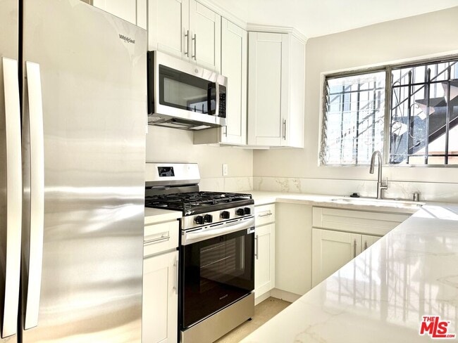 925 S Holt Ave in Los Angeles, CA - Building Photo - Building Photo