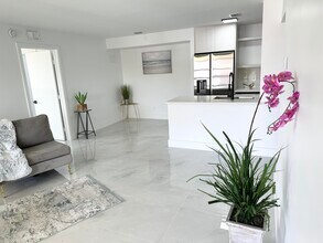 10033 Winding Lake Rd in Sunrise, FL - Foto de edificio - Building Photo