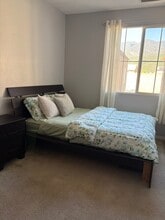 15402 Thistle St in Fontana, CA - Foto de edificio - Building Photo