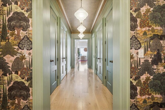 9 W Walton St in Chicago, IL - Building Photo - Building Photo