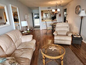 6291 Bahia Del Mar Cir, Unit O110 in St. Petersburg, FL - Building Photo - Building Photo