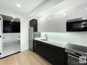 President Street / Spacious 1-Bed 1-Bath / in Brooklyn, NY - Building Photo - Building Photo