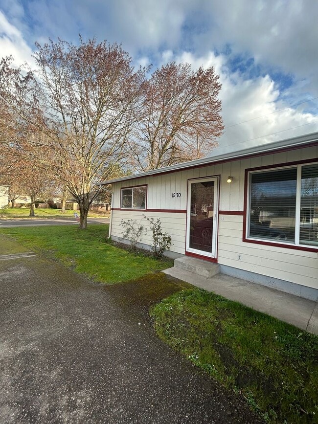 property at 1570 Waverly Dr SE