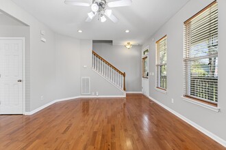 240 Treutland Ave in Nashville, TN - Foto de edificio - Building Photo