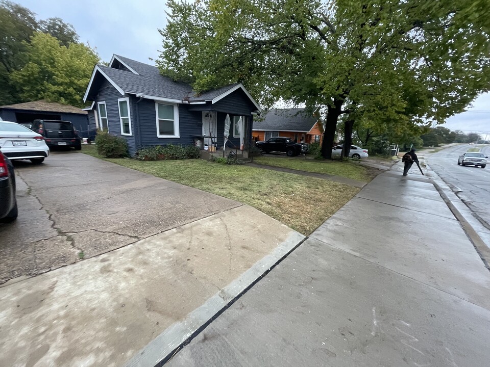 1545 E Illinois Ave in Dallas, TX - Foto de edificio