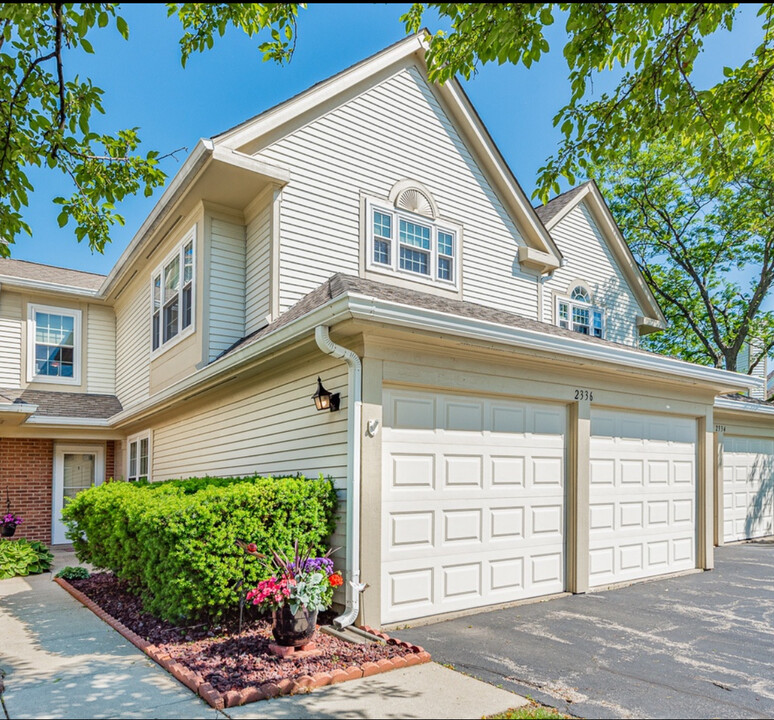 2336 Highland Ct in Schaumburg, IL - Foto de edificio