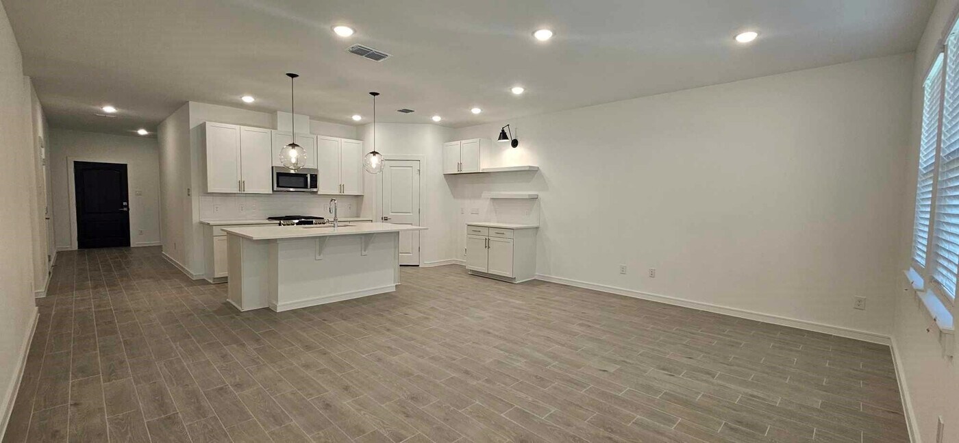 8442 Bay Oaks Dr in Baytown, TX - Building Photo