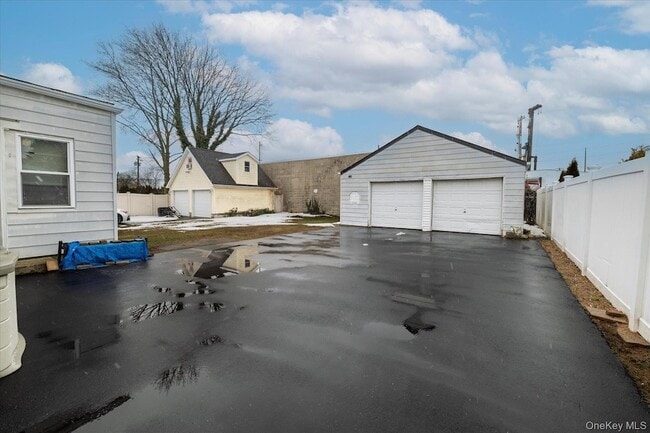 21 Twin Lawns Ave in Hicksville, NY - Foto de edificio - Building Photo