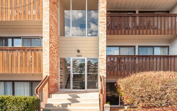 1325 S Maple Rd in Ann Arbor, MI - Foto de edificio - Building Photo