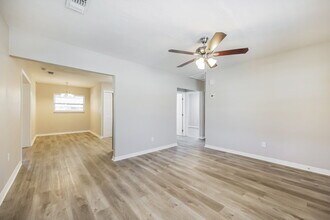 5 Victoria Dr in North Fort Myers, FL - Foto de edificio - Building Photo