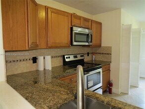 216 Lakeside Cir in Sunrise, FL - Building Photo - Building Photo
