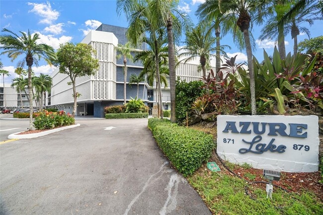 879 NE 195th St in Miami, FL - Building Photo - Building Photo