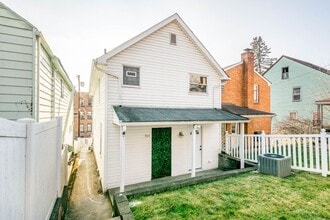 804 Ridge Ave in Mckees Rocks, PA - Building Photo - Building Photo