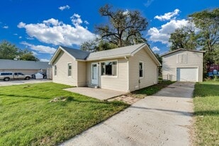 4828 W 3rd St N in Wichita, KS - Building Photo