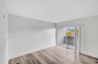 9373 Fontainebleau Blvd, Unit 215 in Miami, FL - Building Photo - Building Photo