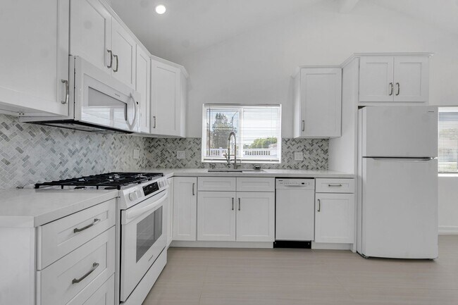 19813 Bassett St in Los Angeles, CA - Building Photo - Building Photo