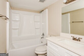 598 Oakside Dr SW in Atlanta, GA - Building Photo - Building Photo