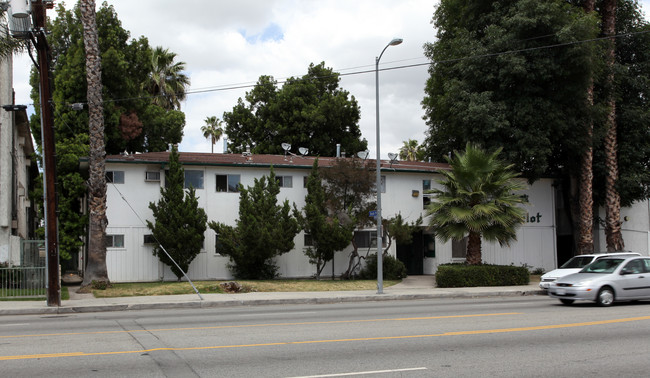 Camelot Apartments in Canoga Park, CA - Foto de edificio - Building Photo