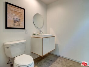 2100 Abbot Kinney Blvd in Los Angeles, CA - Building Photo - Building Photo