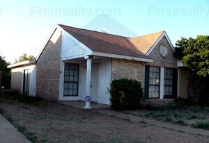 7205 Pineberry Rd in Dallas, TX - Building Photo