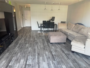 560 Commonwealth Ave, Unit Fenway Apartment in Boston, MA - Building Photo - Building Photo