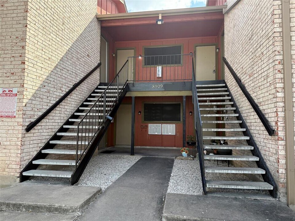 8909 Parkfield Dr in Austin, TX - Building Photo