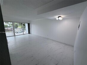 9365 Fontainebleau Blvd in Miami, FL - Foto de edificio - Building Photo