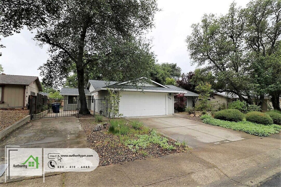 1879 Tiburon Dr in Redding, CA - Building Photo