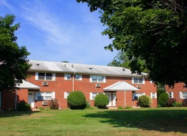 Gatehouse Apartment in Edgewater Park, NJ - Foto de edificio - Building Photo