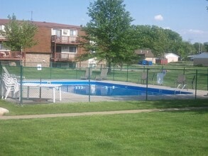 Pinebrook Tower Apartments in Lorain, OH - Foto de edificio - Building Photo
