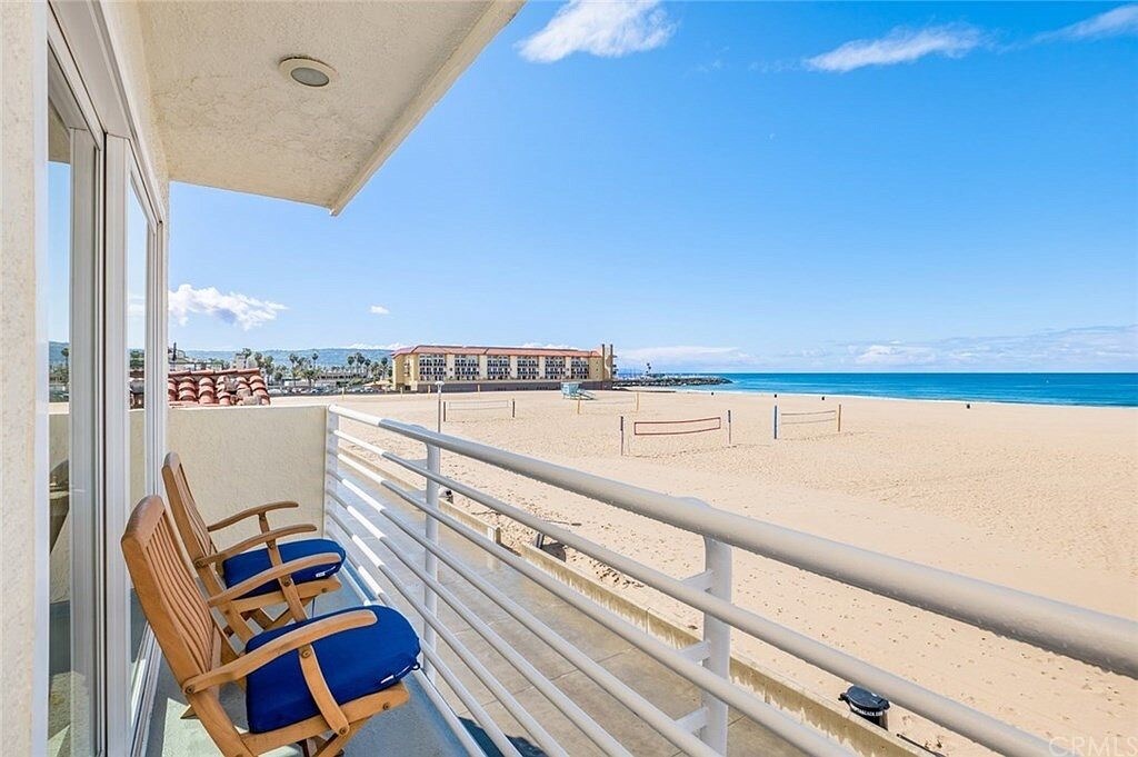72 The Strand, Unit Oceanfront in Hermosa Beach, CA - Foto de edificio