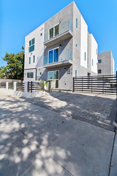 2636 Virginia Rd in Los Angeles, CA - Building Photo