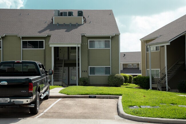 165 April Point Dr S in Montgomery, TX - Building Photo - Building Photo