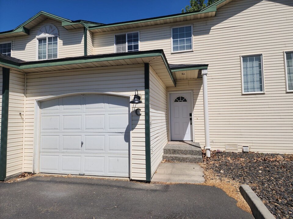 1416 S Skyline Dr in Moses Lake, WA - Foto de edificio