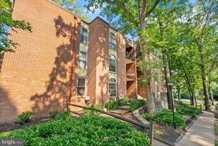 3378 Woodburn Rd, Unit 11 in Annandale, VA - Building Photo
