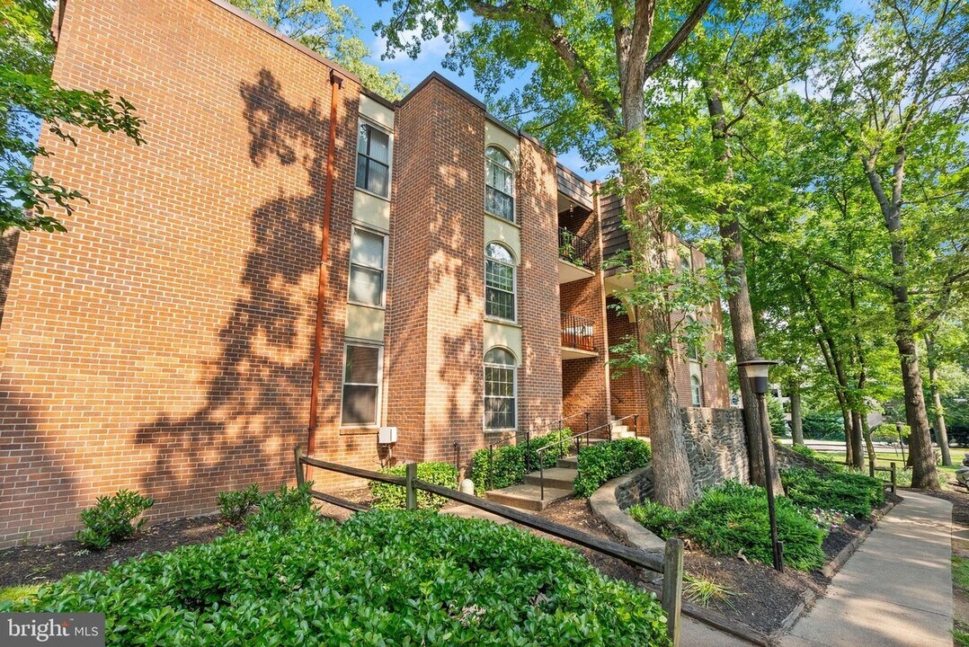 3378 Woodburn Rd, Unit 11 in Annandale, VA - Building Photo