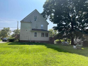 141 Middle Tpke E in Manchester, CT - Building Photo - Building Photo