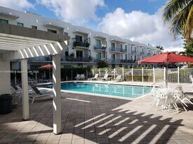 2142 Van Buren St in Hollywood, FL - Building Photo