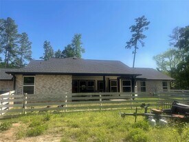 131 Feldspar Ln in Huntsville, TX - Building Photo