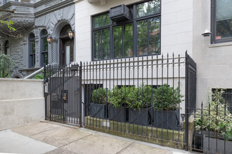 8 E 92nd St in New York, NY - Building Photo - Building Photo