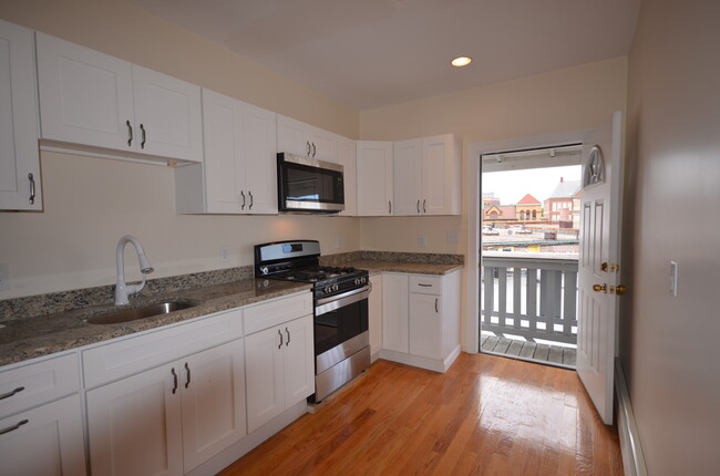 16 Chelsea St, Unit #1 in Boston, MA - Foto de edificio - Building Photo