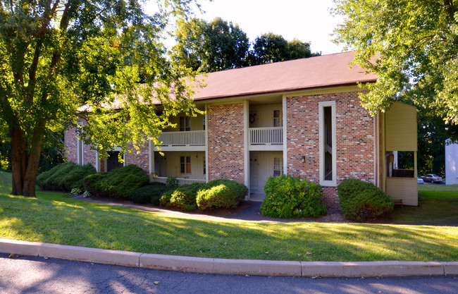 Mountain View Apartments in Bethel, CT - Building Photo - Building Photo