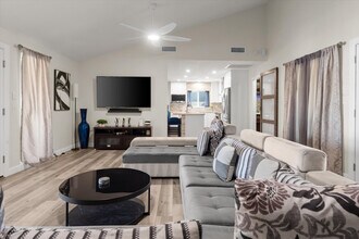 14015 N 24th Ave in Phoenix, AZ - Foto de edificio - Building Photo