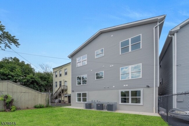 320 Hawthorne Ave in Newark, NJ - Foto de edificio - Building Photo