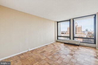 200 Locust St in Philadelphia, PA - Building Photo - Building Photo