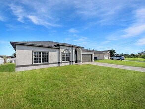 906 Alfreda Ave in Lehigh Acres, FL - Foto de edificio - Building Photo
