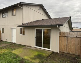 274 S 41st St in Springfield, OR - Foto de edificio - Building Photo